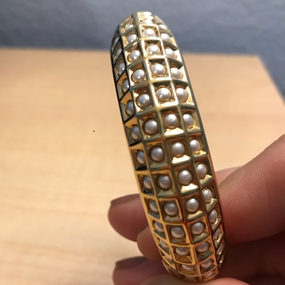 Goldtone and pearl bangle bracelet - Picture 5 of 5